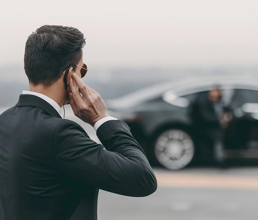 Garde du corps assurant une protection rapprochée